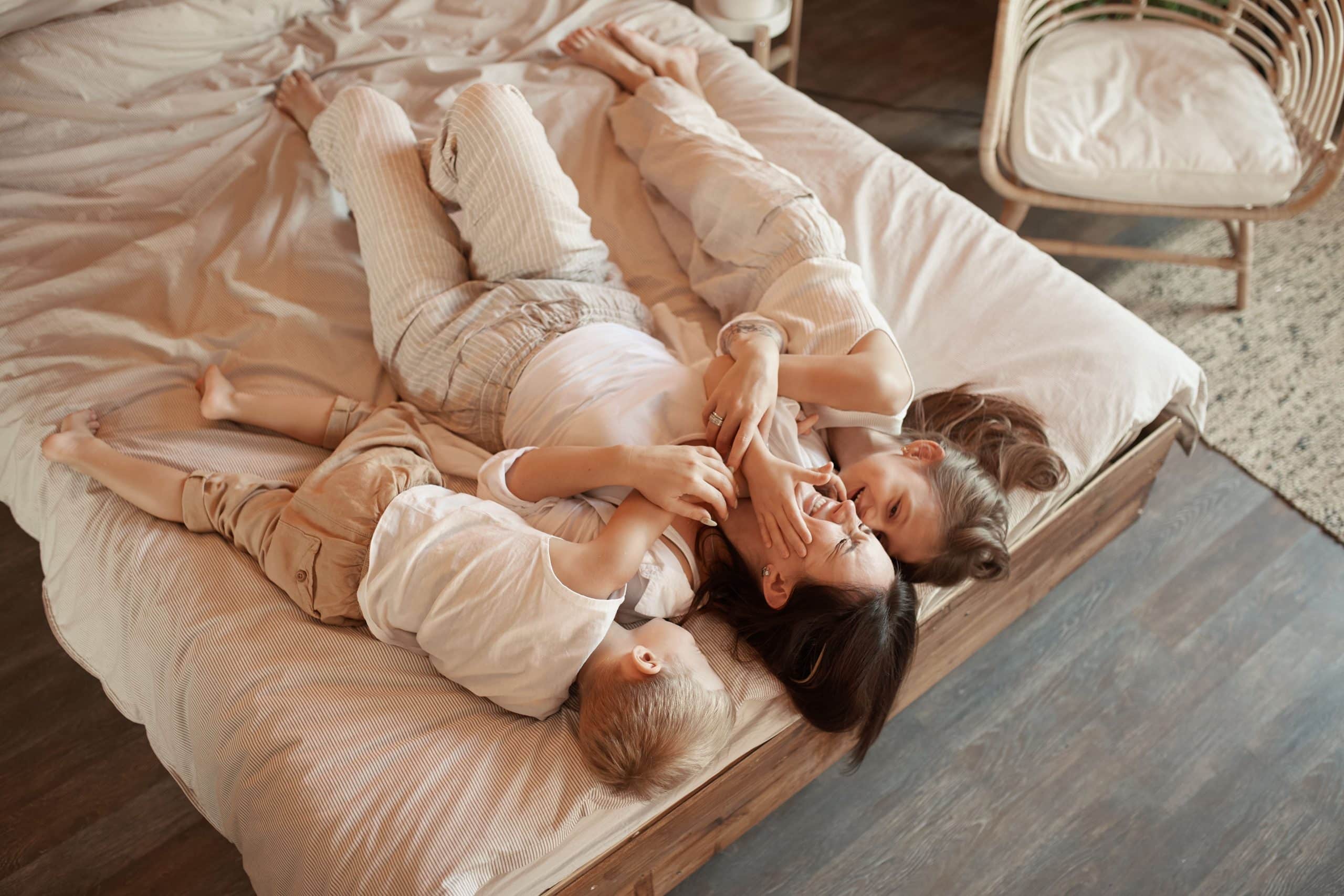 mom with her kids
